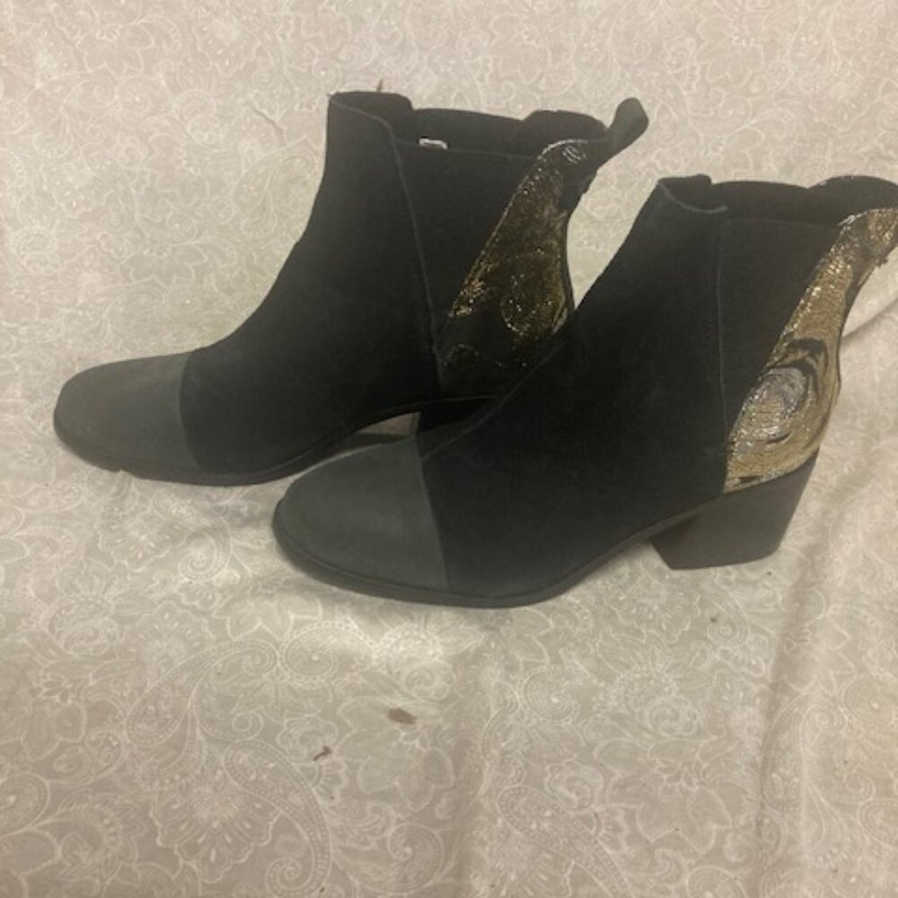 Toms Shoes. Tom Suede. Leather Esme with Gold Applique Size 12